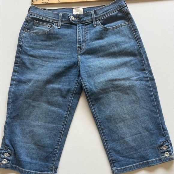 EUC Levi's 515‎ Womens 4 Flap Pockets Cuffed Bermuda Jean Shorts 🔥🔥 (R) - Picture 1 of 8